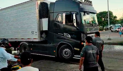 Mercado Los Bosques: camiones que vendían pescado se retiraron al ver grúas para ser sacados del lugar