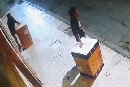 Video: Pareja es captada robando mercadería y dinero de tiendas en Cochabamba