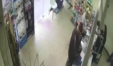 Derramó un fajo de billetes en una farmacia, una mujer que lo vio se lo guardó, pero fue expuesta en un video