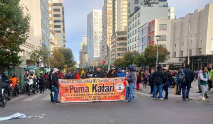 Trabajadores ediles vuelven a colapsar el centro de La Paz pese a la reinstalación del diálogo