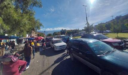 Caos vehicular en la avenida Petrolera por la venta y compra de pescado