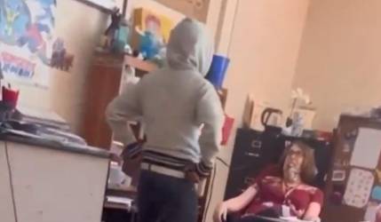 Se filtra video de un estudiante que propinó una bofetada a su profesora del colegio 