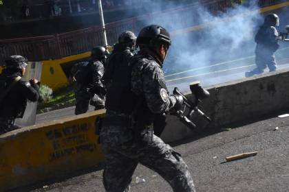 Movilización de maestros en La Paz deja a seis policías heridos con quemaduras de petardos de “alto impacto”, dice la Policía