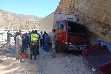 Camión choca contra una peña y deja una víctima fatal y un herido en la ruta Anzaldo - Cochabamba