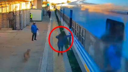 ¡Un milagro! Una mujer intentó subirse a un tren en movimiento, cayó y casi fue arrollada 