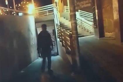 Registran en un video un caso de violación en un túnel del centro de La Paz; la Policía busca a la víctima y al agresor