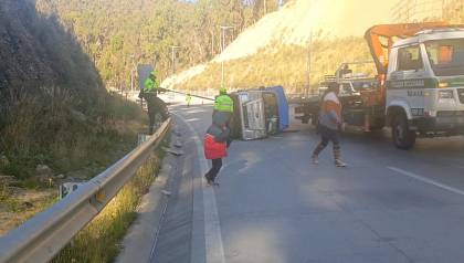 Camioneta pierde el control y vuelca en uno de los carriles de la autopista La Paz - El Alto