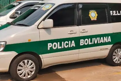 La Policía busca a quienes estuvieron con la adolescente antes de que fuera encontrada muerta en un lote baldío La Policía busca a quienes estuvieron con la adolescente antes de que fuera encontrada muerta en un lote baldío