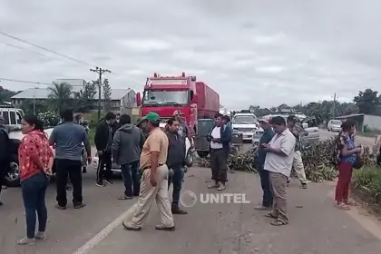 Productores de Santa Fe y San Juan de Yapacaní bloquearon por unas horas en la ruta Santa Cruz – Cochabamba Productores de Santa Fe y San Juan de Yapacaní bloquearon por unas horas en la ruta Santa Cruz – Cochabamba