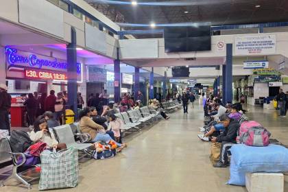 Pasajeros denuncian incremento de precio en los pasajes en puertas del feriado por Todos Santos Pasajeros denuncian incremento de precio en los pasajes en puertas del feriado por Todos Santos