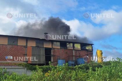 Bomberos intentan controlar un incendio en una planta recicladora de aceite en Warnes 