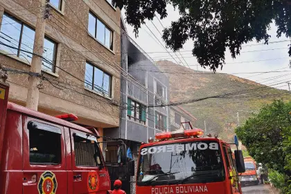 Una mujer resulta herida tras incendio en el segundo piso de un inmueble Una mujer resulta herida tras incendio en el segundo piso de un inmueble