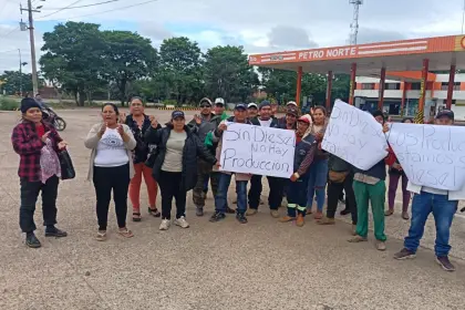 Cañeros denuncian que llevan dos semanas sin diésel y amenazan con bloquear YPFB Cañeros denuncian que llevan dos semanas sin diésel y amenazan con bloquear YPFB