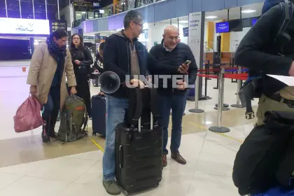 Espinoza y Lupo, del equipo económico del presidente electo, parten a EEUU en busca de dólares; se prevé que Paz viaje el miércoles Espinoza y Lupo, del equipo económico del presidente electo, parten a EEUU en busca de dólares; se prevé que Paz viaje el miércoles