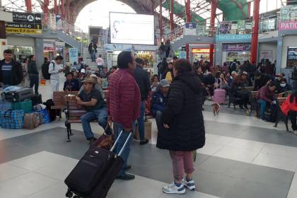 “Está caro el pasaje”: Viajeros se quejan por precio de pasajes y falta de buses; empresas dicen que no hay diésel  “Está caro el pasaje”: Viajeros se quejan por precio de pasajes y falta de buses; empresas dicen que no hay diésel