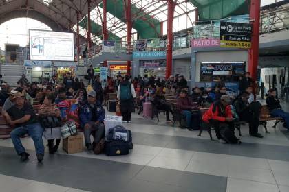 Bolivia inicia un fin de semana largo marcado por la falta de combustible para los viajes Bolivia inicia un fin de semana largo marcado por la falta de combustible para los viajes