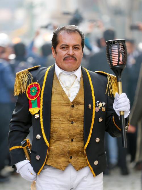 Un hombre personifica a Pedro Domingo Murillo en el Desfile de Teas. Un hombre personifica a Pedro Domingo Murillo en el Desfile de Teas.