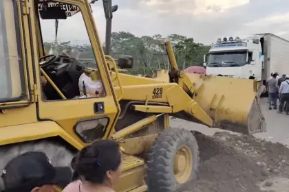 Levantan bloqueo en Chimoré y se reanudan viajes por la carretera nueva Cochabamba - Santa Cruz Levantan bloqueo en Chimoré y se reanudan viajes por la carretera nueva Cochabamba - Santa Cruz