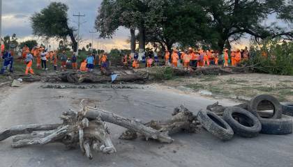 Trabajadores de aseo urbano instalan bloqueo en el ingreso al vertedero municipal de Santa Cruz de la Sierra 