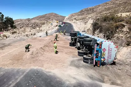 Cisterna boliviana con más de 20.000 litros de gasolina se accidenta en Chile  Cisterna boliviana con más de 20.000 litros de gasolina se accidenta en Chile