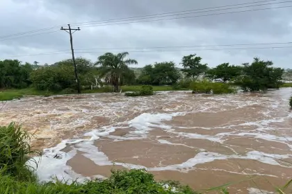 Puerto Paila en emergencia: Lluvias impiden el trabajo de maquinaria tras rotura de dos diques Puerto Paila en emergencia: Lluvias impiden el trabajo de maquinaria tras rotura de dos diques