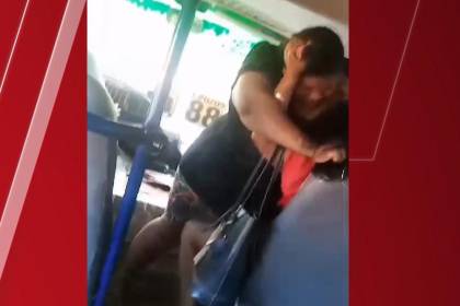 Video: Mujeres se agarran a golpes en un micro en marcha y asustan a pasajeros