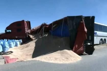 “La desesperación era salir del bus”: viajeros relatan el choque entre una flota y un camión en la vía La Paz –Oruro