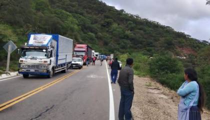 Ruta antigua Santa Cruz - Cochabamba: Carretera a los valles cruceños amanece bloqueada este domingo