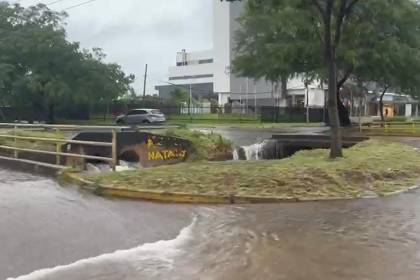 Intensa lluvia anega calles y avenidas de la capital cruceña y deja varias zonas afectadas Intensa lluvia anega calles y avenidas de la capital cruceña y deja varias zonas afectadas
