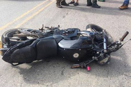 Muere hombre de 77 años tras ser chocado por un adolescente de 15 años que conducía una moto 