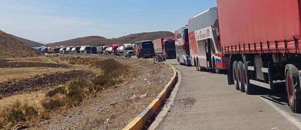 Transportistas anuncian bloqueo para este lunes en la vía La Paz - Oruro en reclamo por la falta de dólares
