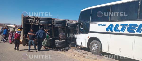“Empezó a correr gasolina”: Choque de un bus y un camión deja varios heridos en la vía La Paz –Oruro