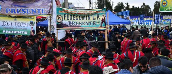 Bajo la consigna de una “nueva dirigencia” para el MAS, arcistas se concentran en El Alto con resguardo policial