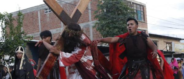 Feligreses participan del Via Crucis como parte de las actividades por Viernes Santo