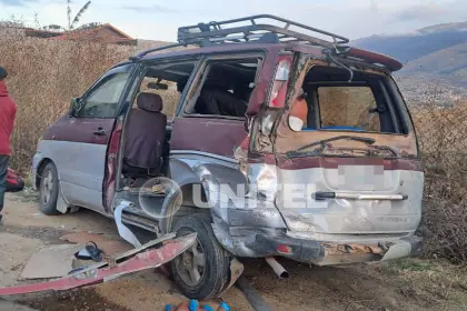 Choque entre dos vehículos deja al menos un fallecido y tres heridos en Cochabamba Choque entre dos vehículos deja al menos un fallecido y tres heridos en Cochabamba