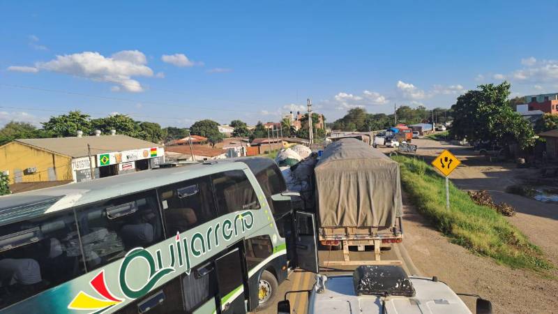 Gran cantidad de vehículos están varados en la carretera Gran cantidad de vehículos están varados en la carretera