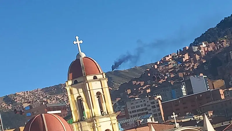 El humo se observó desde el centro de La Paz. El humo se observó desde el centro de La Paz.