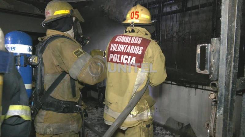 Los bomberos voluntarios de la Policía acudieron a atender la emergencia Los bomberos voluntarios de la Policía acudieron a atender la emergencia