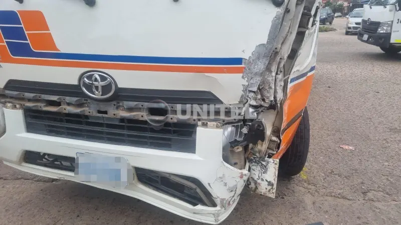 El micro quedó con daños en la esquina El micro quedó con daños en la esquina