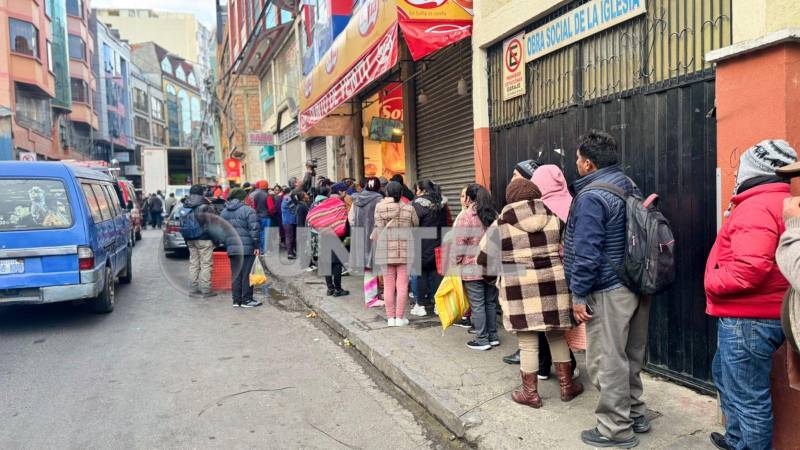 La gente madruga desde las 4:00 en busca de conseguir comprar carne de pollo. La gente madruga desde las 4:00 en busca de conseguir comprar carne de pollo.