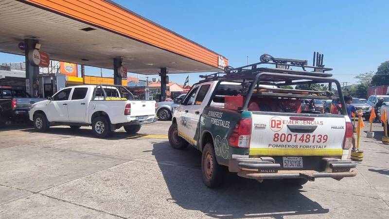Vehículos del sector público también deben esperar por el abastecimiento Vehículos del sector público también deben esperar por el abastecimiento
