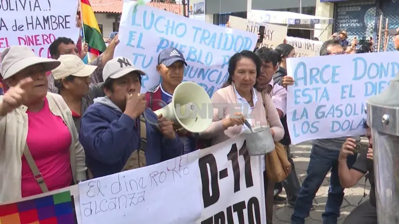 Los movilizados llegaron con megáfonos y carteles Los movilizados llegaron con megáfonos y carteles