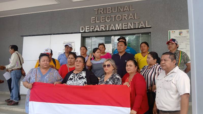 Una comisión llegó hasta oficinas del TED para una reunión con los vocales departamentales cruceños Una comisión llegó hasta oficinas del TED para una reunión con los vocales departamentales cruceños