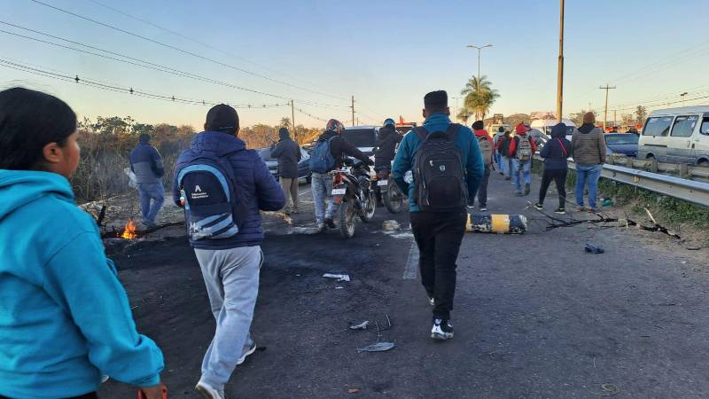 Las personas deben hace trasbordo para continuar con su paso en el punto de bloqueo Las personas deben hace trasbordo para continuar con su paso en el punto de bloqueo