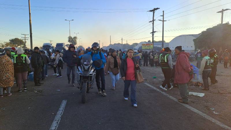 Las personas deben hace trasbordo para continuar con su paso en el punto de bloqueo Las personas deben hace trasbordo para continuar con su paso en el punto de bloqueo