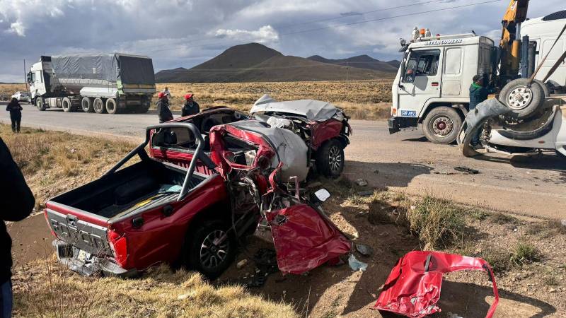 La camioneta rojo quedó totalmente destruido. La camioneta rojo quedó totalmente destruido.