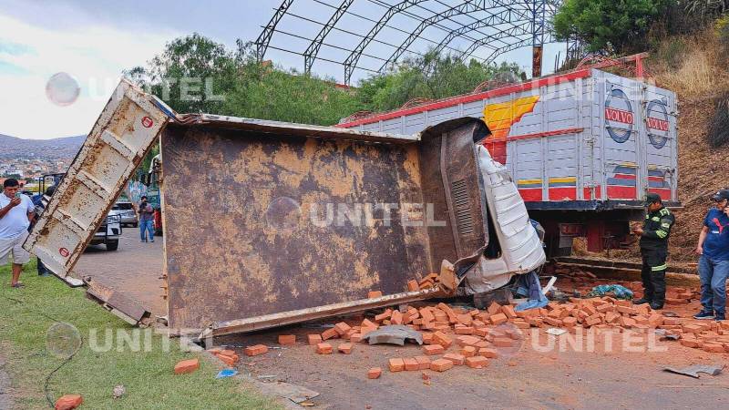 La volqueta transportaba ladrillos y chocó primero contra un poste. La volqueta transportaba ladrillos y chocó primero contra un poste.