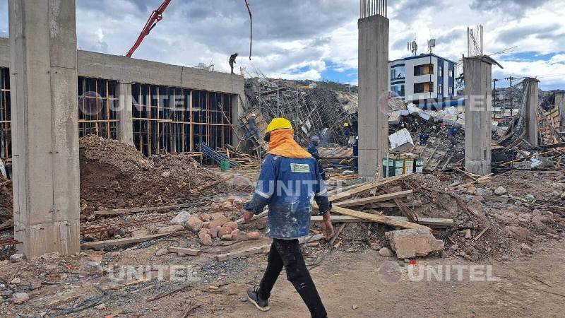 La estructura colpasó durante el vaciado de concreto. La estructura colpasó durante el vaciado de concreto.