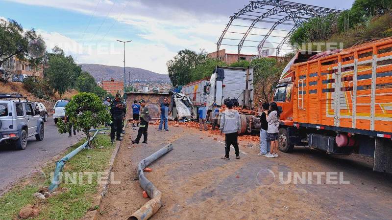 El accidente afectó a otros tres camiones que estaban en una fila. El accidente afectó a otros tres camiones que estaban en una fila.