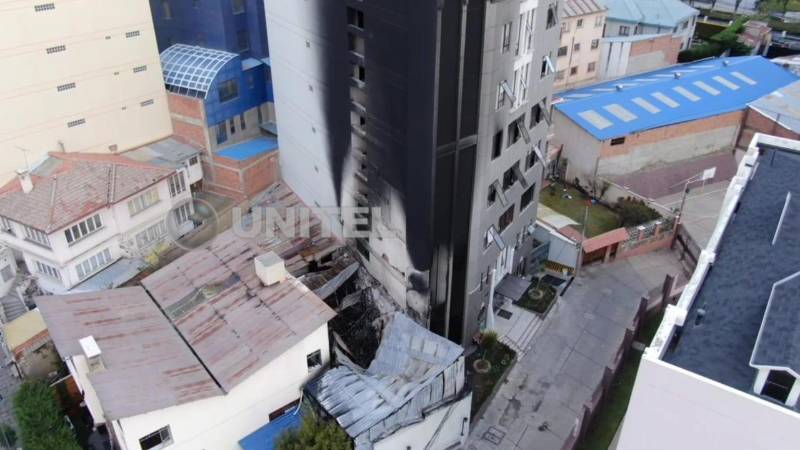 La casa que ardió y el edificio afectado por el humo. La casa que ardió y el edificio afectado por el humo.